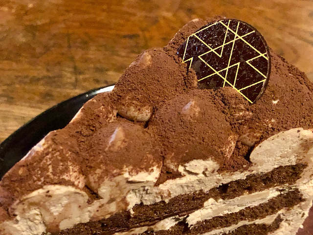 【シャトレーゼ　パリパリチョコショート】ココアパウダーとデコレーションチョコの見た目が可愛いですね