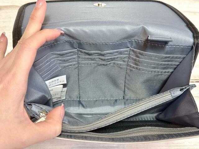 背面側には9つのカードポケット付き