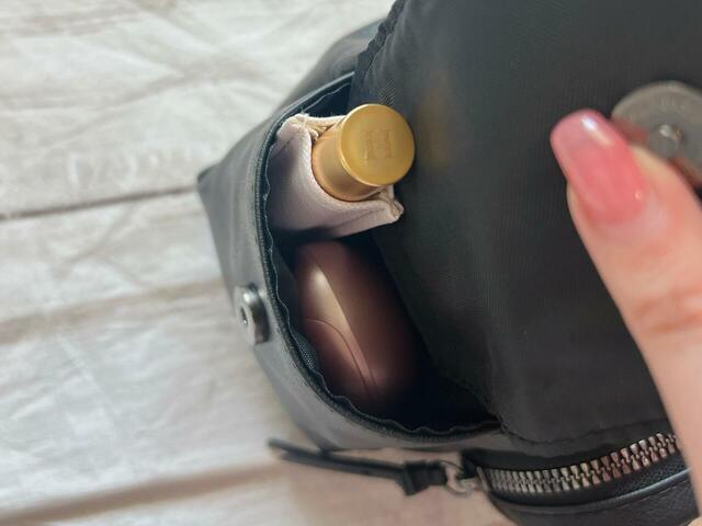 左のサイドポケットにはイヤホンとロールオンのパフュームオイルを入れました