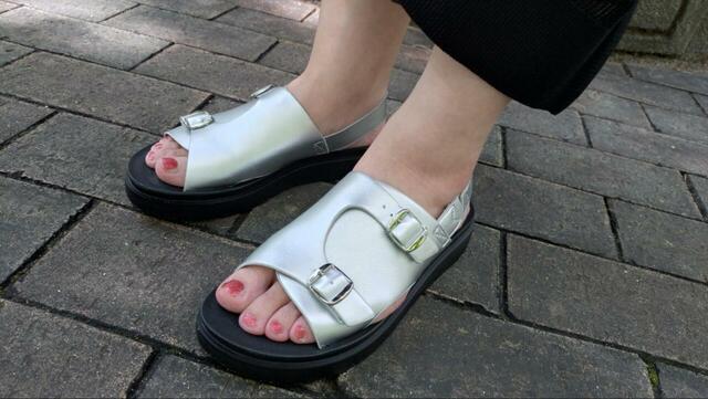 【GLOBAL WORK らくっションストラップサンダル】甲高の筆者の足にもぴったりフィット。4時間ほど歩いても痛みや靴擦れはありませんでした！