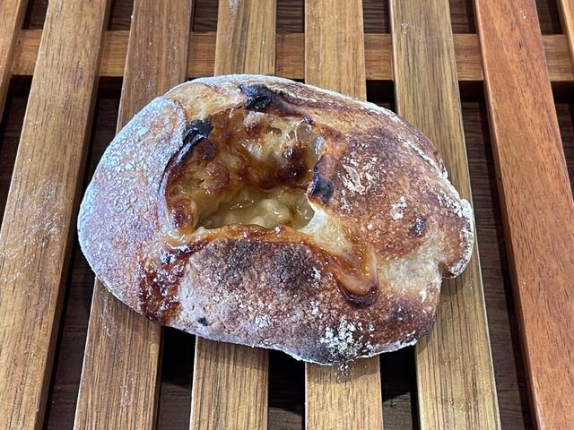 【市東製作所】一見ハード系のパンのようだが、洋梨のコンポートとホワイトチョコレートを包んだ「洋梨フランス」