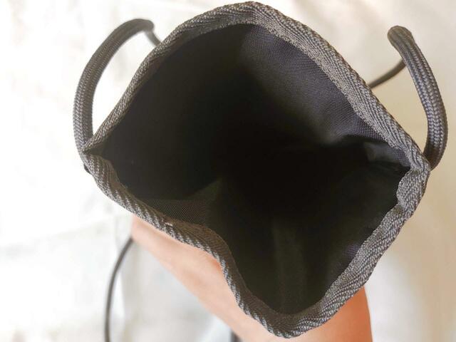 スマホが入るくらいの大きさ