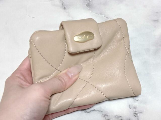 ソフトな合成皮革を用いています。このやわらかさ、伝わりますか?