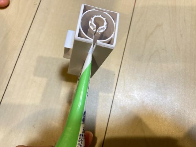 【山崎実業 tower フィルムフック 歯磨き粉チューブホルダー】横から差し込むだけ