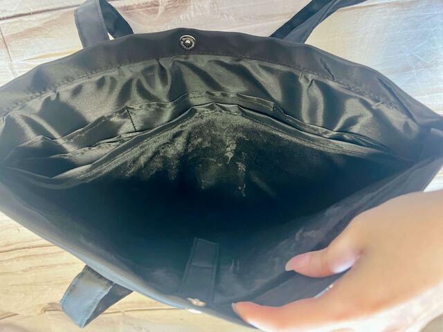 内側の前面側には仕切りポケットが3つ