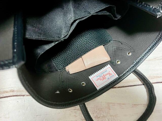 スマホやミニ財布を入れるのにぴったりなサイズ感