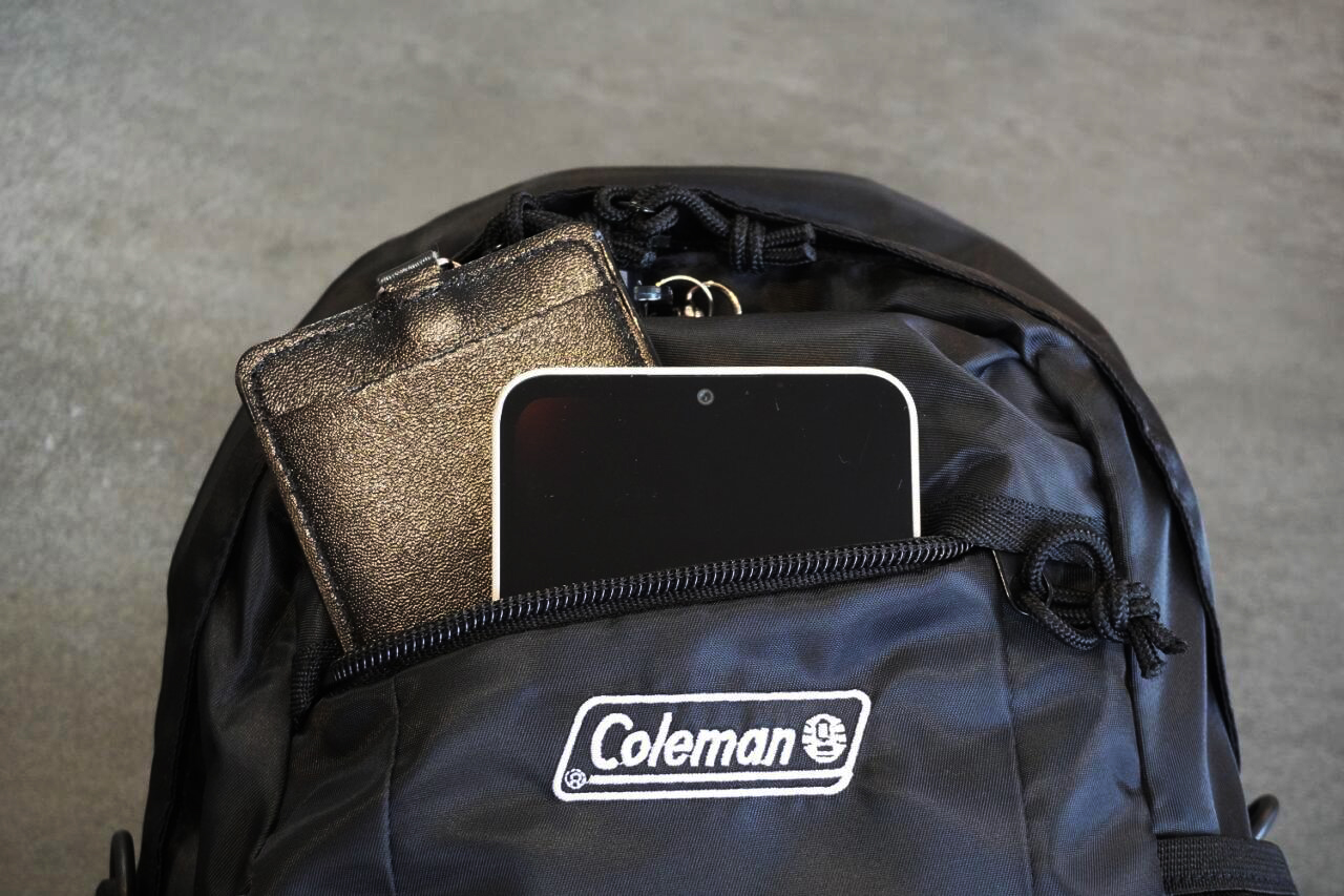 書店やコンビニで買える「Colemanの万能バッグ」でたよ！3WAYで