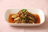 食欲そそる蒸しなすの肉味噌のせ