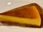 【タリーズコーヒー シナモンパンプキンチーズケーキ】北海道産えびすかぼちゃの上品な甘みにシナモンをきかせ、クランブル生地を合わせたベイクドチーズケーキ