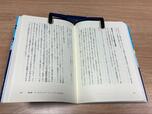 【フリップクリップ ブックホルダー ブルー】しっかり本を開いてキープしてくれる
