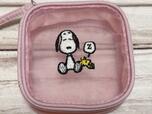 前面中央にスヌーピーの相良刺繍入りデザイン