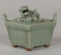 【いきもののかたちー一橋徳川家資料のどうぶつたちー】「青磁獅子形鈕付菱形香炉」当館蔵（一橋徳川家記念室）／蓋の上に、鞠で遊ぶ獅子が一匹座った香炉