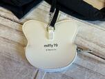 チャームの背面には「miffy 70」のロゴプリント入り