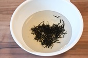 【いわしとちくわの梅ひじき和え】ひじきを水で戻すところ。たっぷりの水で！
