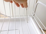 【ニトリ 水切り(2段スリム PP-2S ホワイト)】ボールチェーンを上段の排水穴から下へ伸ばすと水が流れていきます