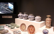 大ニセモノ博覧会／ずらりと並ぶ壺、すべてニセモノ