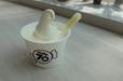 「プレミアムmilkyソフトクリーム」カップ300円（税込）。ワッフルコーンは350円（税込）