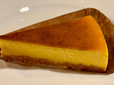 【タリーズコーヒー　シナモンパンプキンチーズケーキ】北海道産えびすかぼちゃの上品な甘みにシナモンをきかせ、クランブル生地を合わせたベイクドチーズケーキ