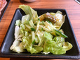 【熟成焼肉いちばん 熟成焼肉いちばんの食べ放題ランチ】お肉が焼けるまでの間にサラダを味わいます