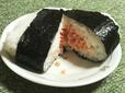 【おにぎり（鮭）】おにぎりの中には鮭フレークがぎっしり。