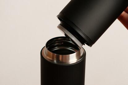 2つのドリンクを入れられるステンレスボトルが、季節の変わり目の