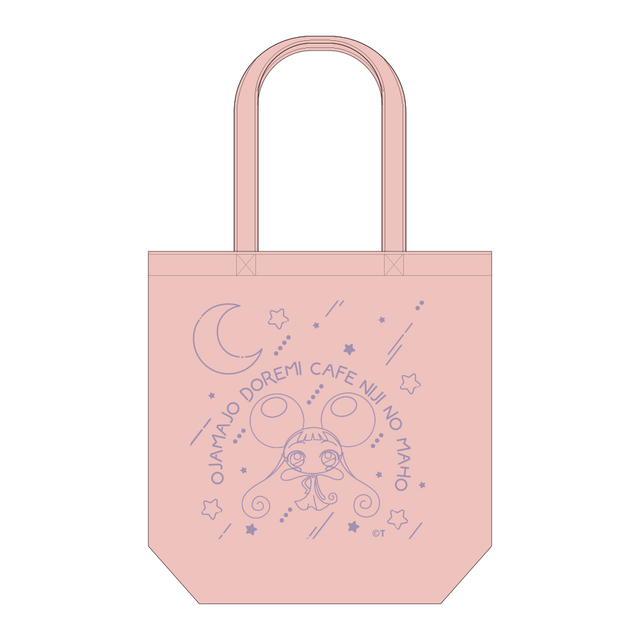 「トートバッグ（全1種）」＜価格：税込2,200円＞【「リズムタップ」がタルトに♪虹色メニューが楽しい『おジャ魔女どれみカフェ 2024』オープン！】