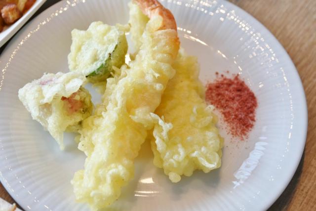 揚げたて天ぷら盛り合わせ(いちご・海老・いか・芽キャベツ)