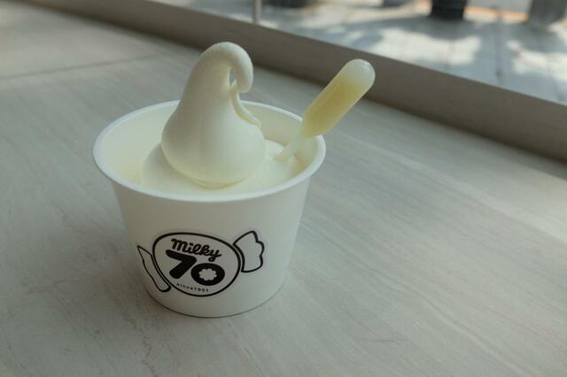 「プレミアムmilkyソフトクリーム」カップ300円（税込）。ワッフルコーンは350円（税込）