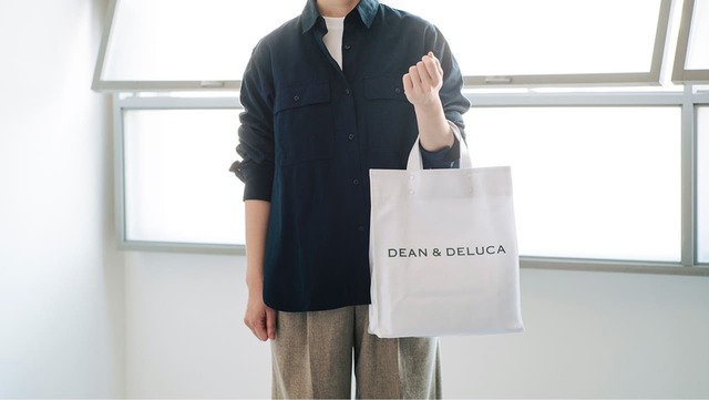 【DEAN & DELUCA|TEMBEA PAPER TOTE WHITE】ショッパーをイメージしたホワイト。取り外し可能な底板付きで型崩れしにくいのもポイント!