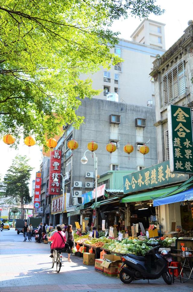 青山宮前の艋舺老街にある青果店。朝はフルーツや野菜の香りがすがすがしい