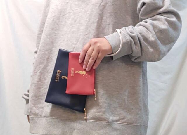 ホワイトのストラップをつかって持ち歩いている様子