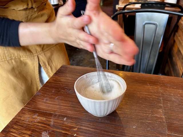 【ヨリドコロ 由比ヶ浜大通り店】近藤店長は泡だて器を両手で握り、ぐるぐる。「両手で回すと２分ほどでメレンゲを作れます（笑）」