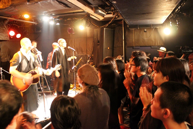 超カオスな対バン「坊主バンドvs.牧師ROCKS」の模様