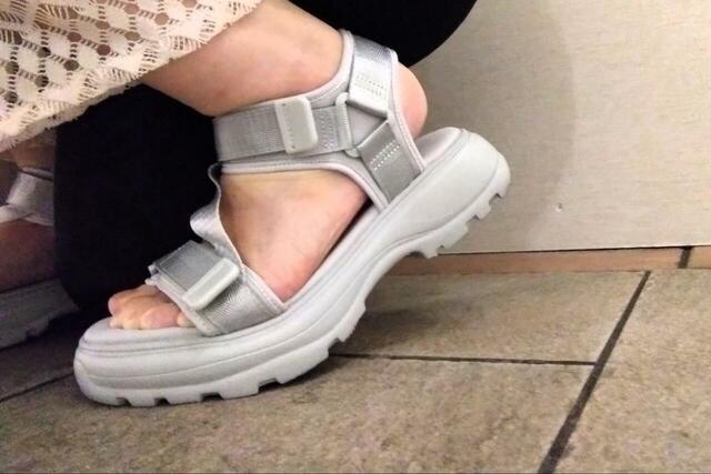 【GU ボリュームソールテープサンダル】屈んでもヒールまでしっかり持ち上がっています