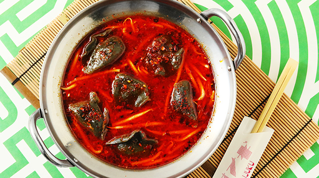 究極黒餃子の赤辛鍋