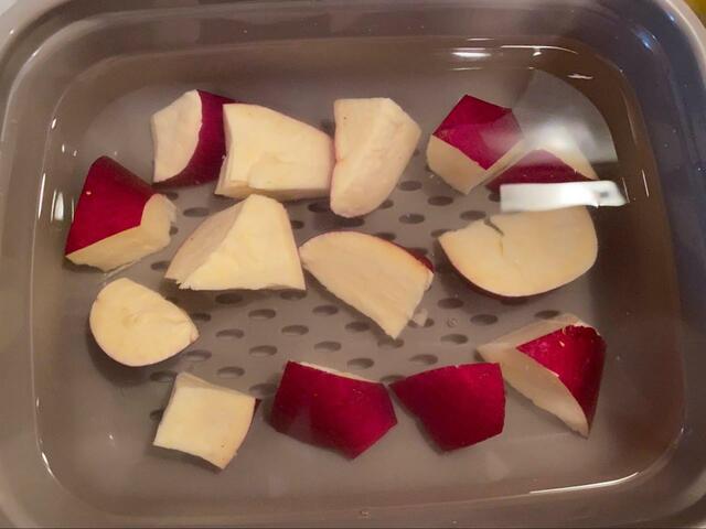 【りんごとさつまいものホイル焼き】さつまいもは水にさらして電子レンジで加熱します