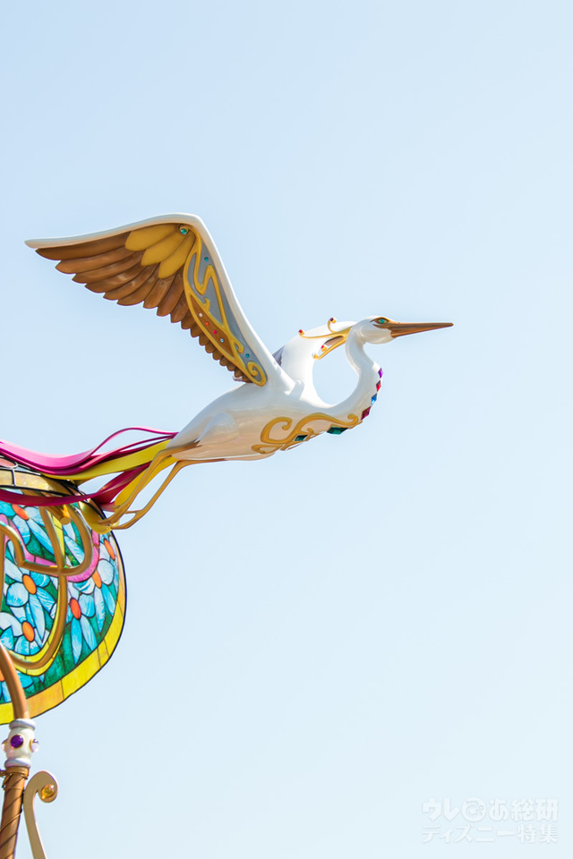 夢のリボンがステンドグラスに続いている!? 