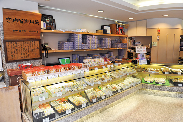 麻布十番 たぬき煎餅／店内にはさまざまな煎餅が並ぶ