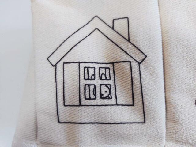 左イラストは、窓からのぞくミッフィー