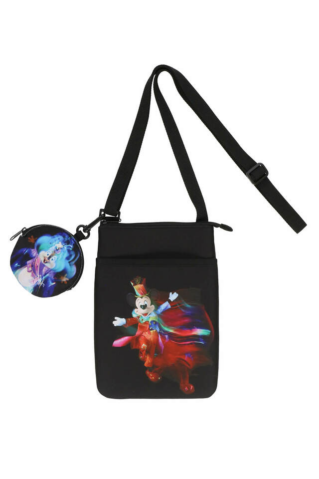 ショルダーバッグ｜2,900円｜東京ディズニーリゾート40周年「イマジニング・ザ・マジック」奥山由之コラボグッズ｜販売店舗：東京ディズニーランド「グランドエンポーリアム」、東京ディズニーシー「エンポーリオ」｜発売日：2023年10月19日（木）