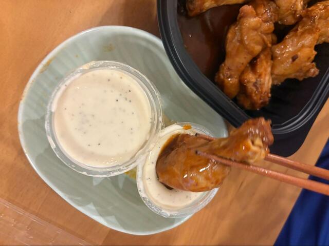 【コストコ バッファローチキン】スパイシーなチキンをディップにイン♪ブルーチーズのコクが絶妙なアクセントに!