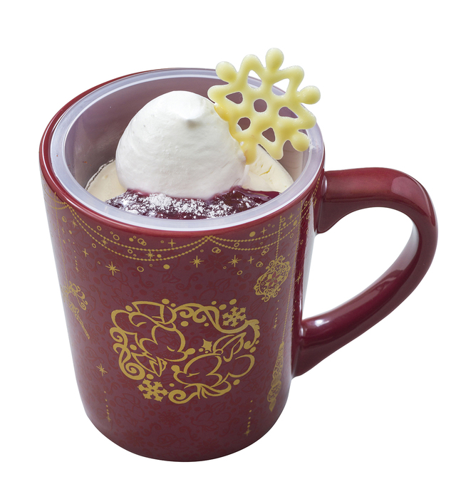 レアチーズケーキ、スーベニアカップ付き 780円｜東京ディズニーシー「カフェ・ポルトフィーノ」「ザンビーニ・ブラザーズ・リストランテ」「マンマ・ビスコッティーズ・ベーカリー」「ドックサイドダイナー」「ニューヨーク・デリ」「ハドソンリバー・ハーベスト」「ユカタン・ベースキャンプ・グリル」「カスバ・フードコート」｜東京ディズニーリゾート「ディズニー・クリスマス」