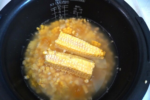 【カンロ飴レシピ：塩カンロ飴のとうもろこしご飯】米は洗い、飯ごう（自宅であれば炊飯器）に入れて2合分の水で30分程浸水させる。吸水後、塩カンロ飴、塩、酒を入れて、とうもろこしの実と芯をのせ炊飯する（吸水時に調味料を入れると吸水が悪くなるので、炊く直前に入れる）