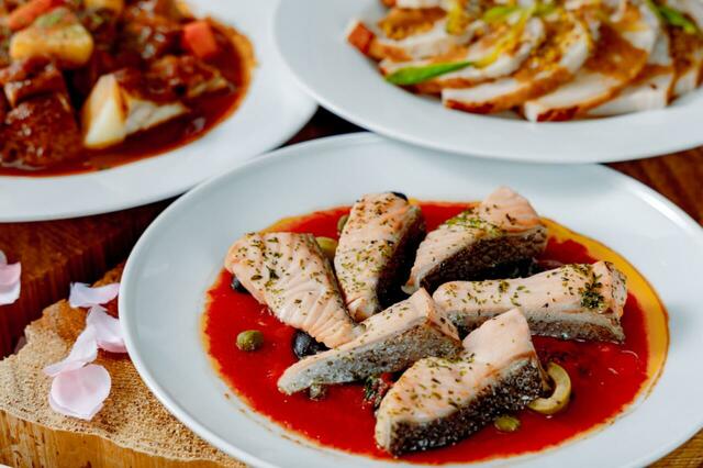 「ハーブでマリネしたサーモンのオーブン焼き プロヴァンサルソース」＜期間：2026年2026年3月2日～5月31日＞【“お花見×アウトドア料理”をインドアで楽しむグランピングブッフェ開催！映画「ウィキッド 永遠の約束」コラボメニューも登場！】