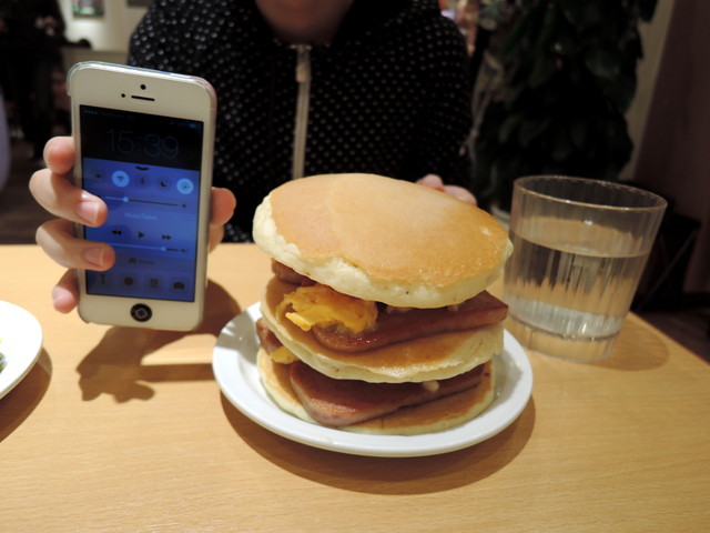 Eggs’n Things（エッグスンシングス）　「スパム’n エッグス」とパンケーキ3枚