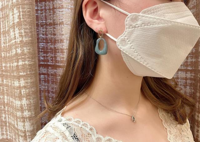 【GU メタル&カラーパーツピアス】透明感のあるブルーが顔色を明るくしてくれます