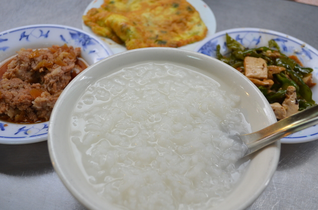 艋舺の東三水街市場のすぐ脇道にある『阿偉正宗咖哩飯』の朝ごはん。これだけ食べればお腹いっぱい。お粥は10元、おかずは20元～