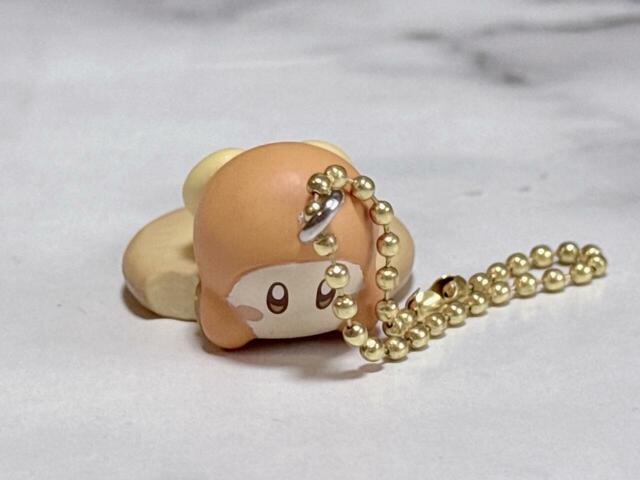 ビスケットの上にちょこんと乗っている姿がなんとも愛らしい…！