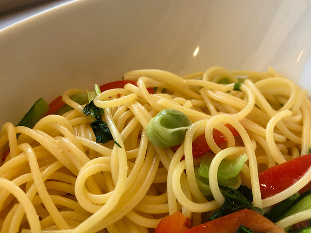 【タリーズコーヒー　彩り野菜と利尻昆布だしの和風ペペロンチーノセット】そら豆の食感と美味しさが良いアクセント