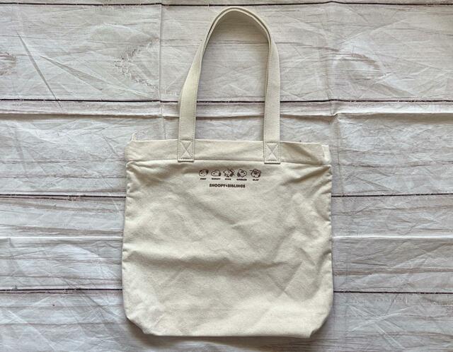 バックにもなんとスヌーピー＆兄弟のプリント入り！